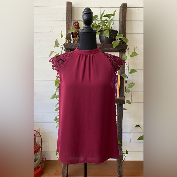 Express: Stylish Burgundy Top with Lace Details - Picture 3 of 17